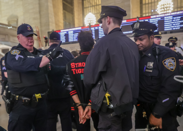 Barış yanlısı Yahudi gruplar, New York metrosunda toplandı! Çok sayıda şahıs tutuklandı