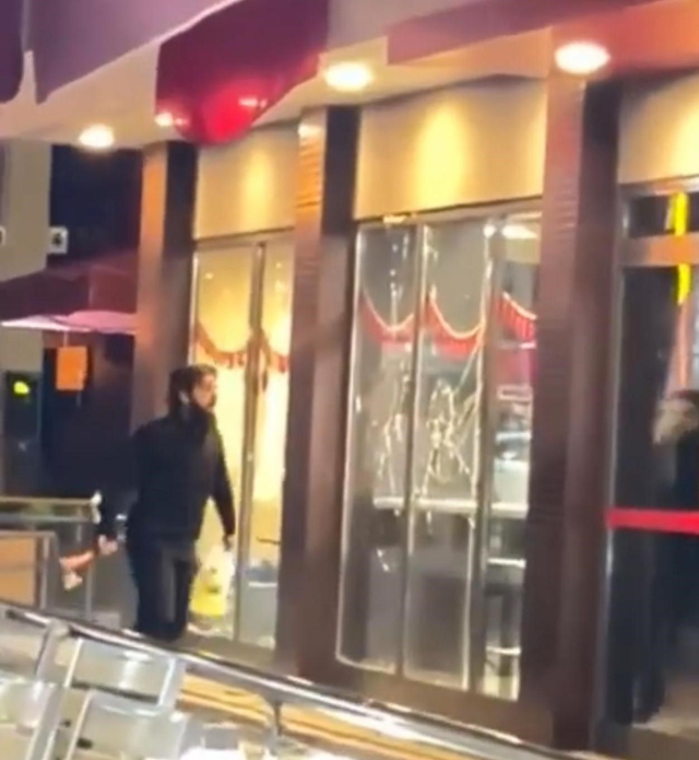 İsrail'e kızan adam fast-food zincirinin şubesinin camlarını kırıp yangın çıkardı
